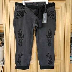 Torrid Sz 20 Boy Friend Capris W/ Embroidered Flower Accent Premium Jean